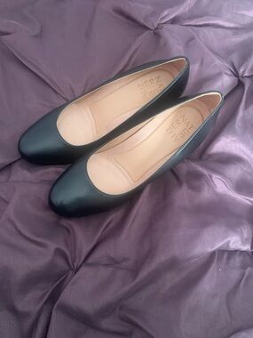 Naturalizer Black Classic Round-Toe Heels